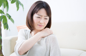 목이 잘못 잔 듯한 통증