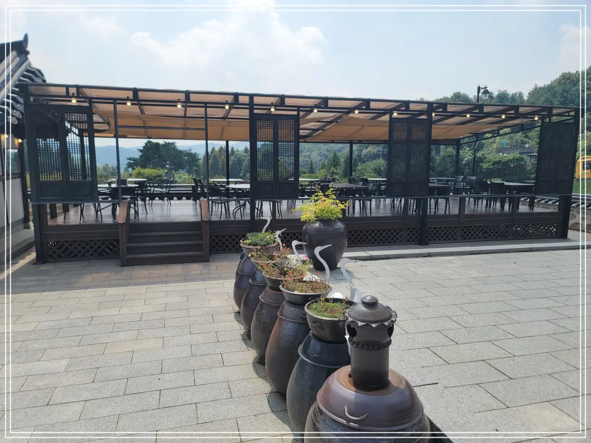 연천-세라비-한옥카페-내부-좌측-테라스