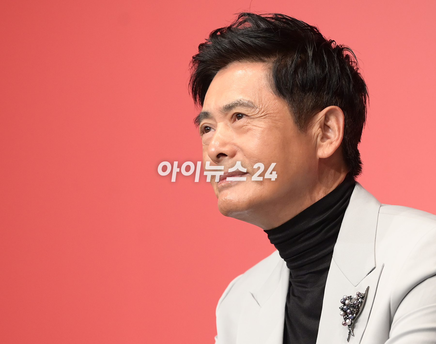 배우 주윤발(저우룬파)이&nbsp;5일 오후 부산광역시 해운대구 우동 KNN타워에서 진행된 제28회 부산국제영화제 공식 기자회견에 참석해 포토타임을 갖고 있다. [사진=정소희 기자]