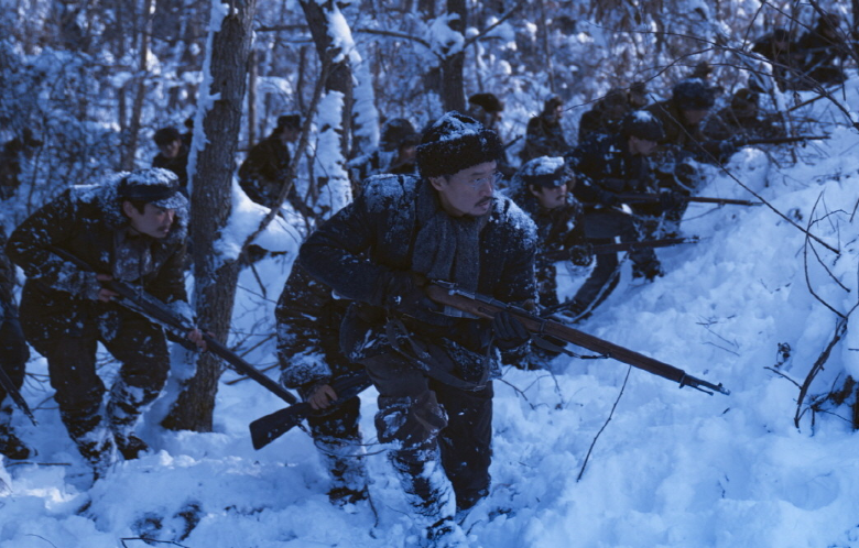 영화 하얼빈 신아산 전투에서 매복중인 독립의군