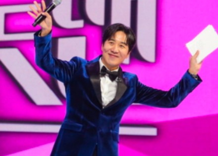 mc 도경완이 두 팔을 벌린 모습