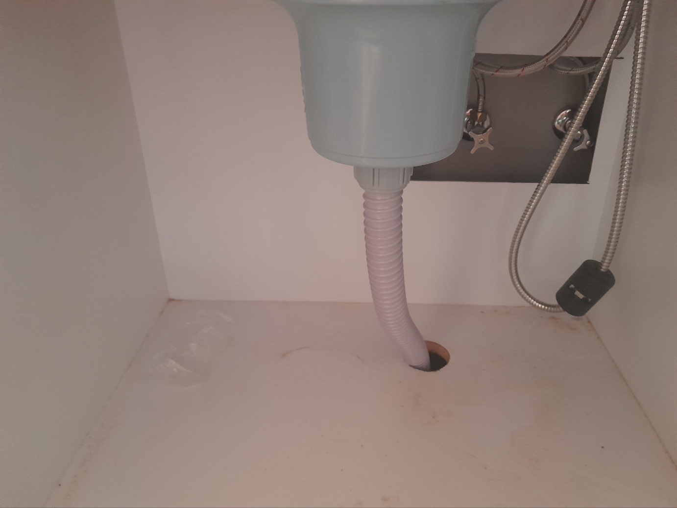 U트랩이 설치 되지 않은 싱크대