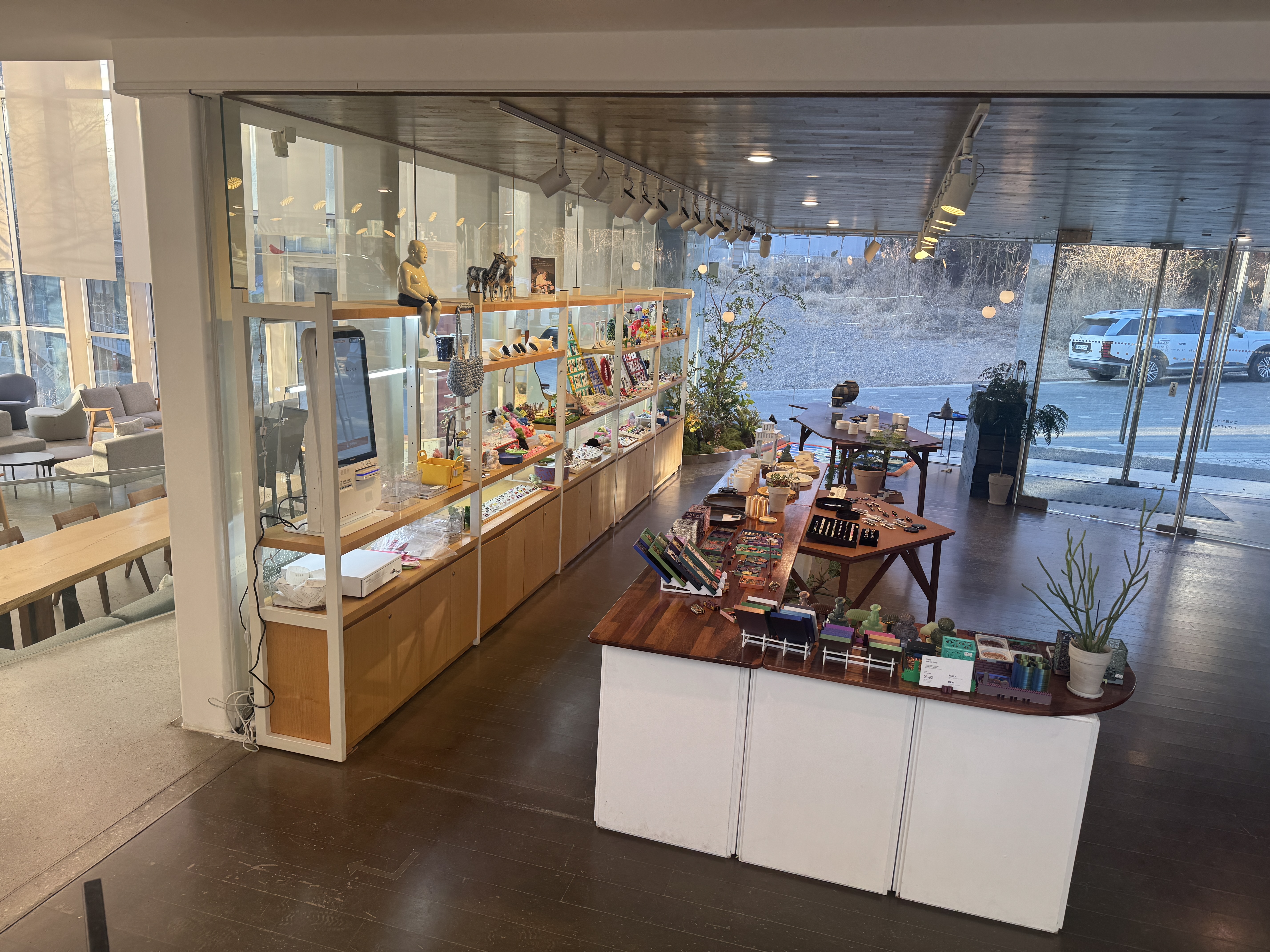 파주 헤이리 화이트 블럭 카페 내부 기념품 코너, 다양한 수공예 소품 진열 모습