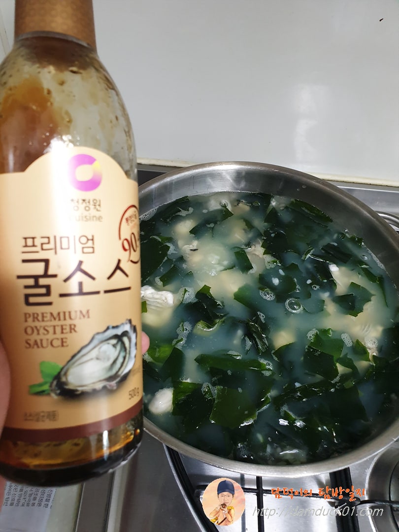 굴도 넣고 굴소스 투하