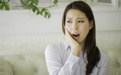 입안이 아픈 여성