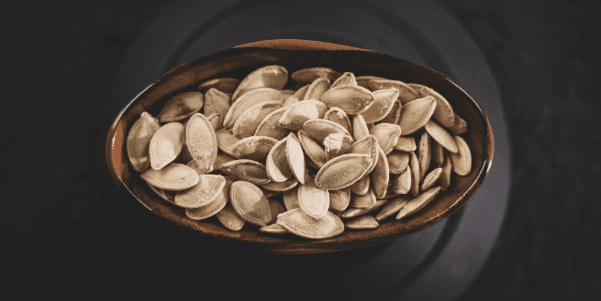그릇에 가득 담겨져 있는 호박씨