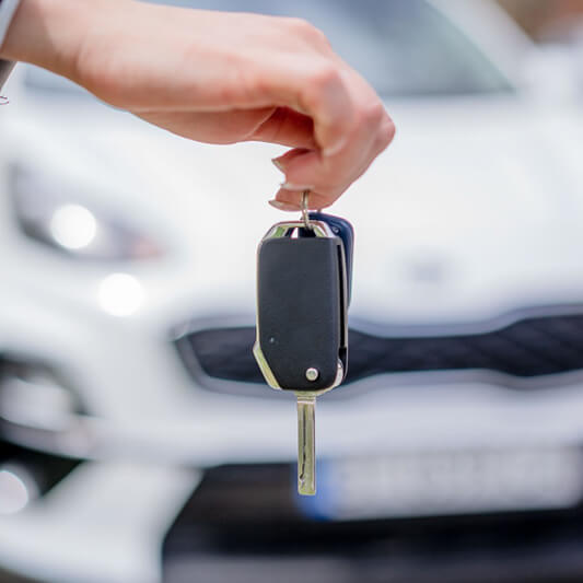 자동차키를 들고 있는 손