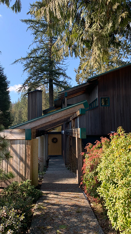 대문이 노란색인 예쁜 목조주택