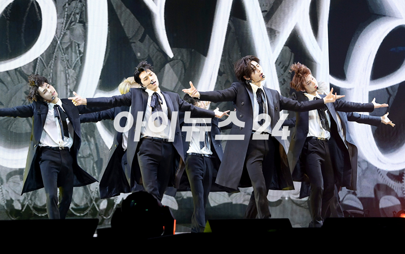 그룹 엔하이픈이 22일 오후 서울 성북구 안암동 고려대학교 화정체육관에서 열린 엔하이픈(ENHYPEN) 미니 4집 '다크 블러드(DARK BLOOD)' 발매 기념 미디어 쇼케이스에서 타이틀곡 '바이트 미' 무대를 선보이고 있다. [사진=정소희 기자]