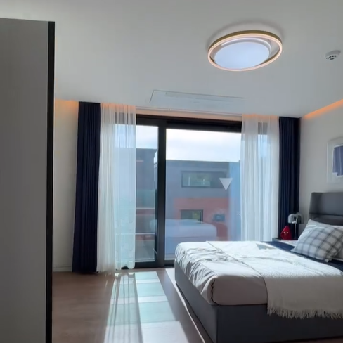 침대가 있고 햇살이 가득한 침실