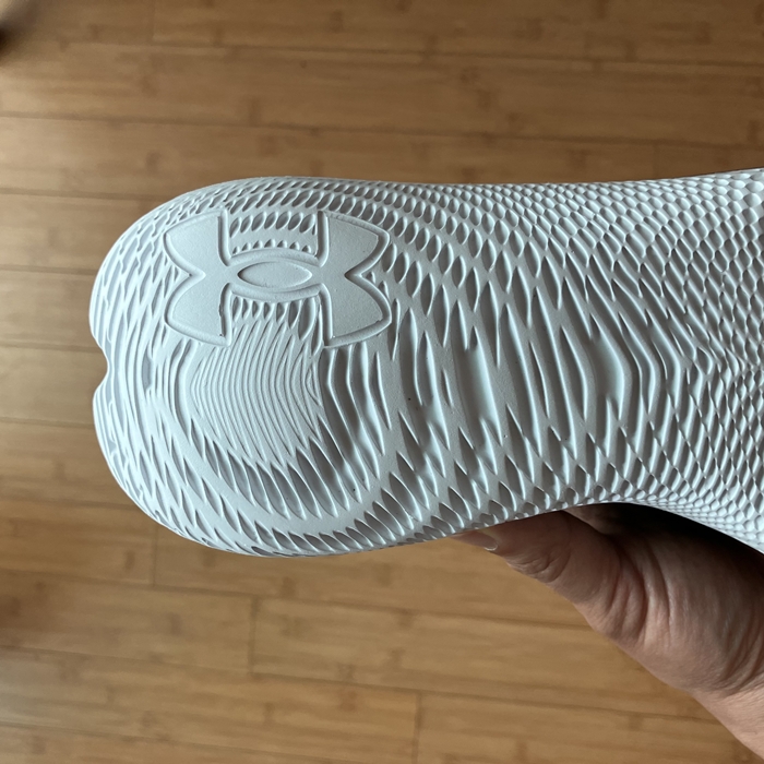 언더아머 플로우 벨로시티 윈드 2 러닝화 아웃솔 후족부 부분의 언더아머 로고와 입체 패턴