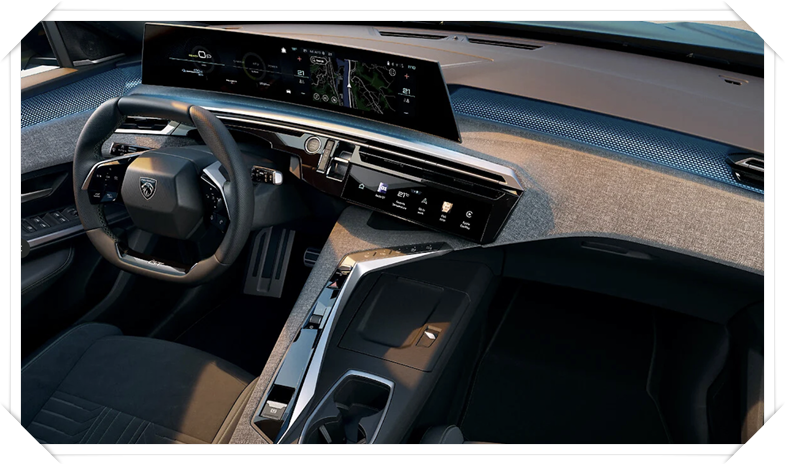 푸조 특유의 아이-콕핏 디지털 계기판과 소형 스티어링 휠 클로즈업 사진