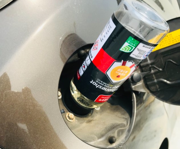 연료첨가제 넣는 모습