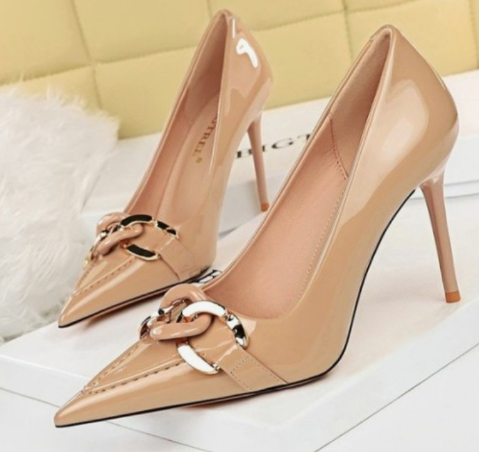 앞코가 뾰족한 신발을 활용한 코디법