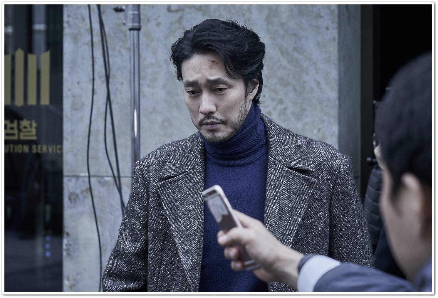 영화 자백 밀실 살인 사건에 연루된 유민호가 취재 받는 장면