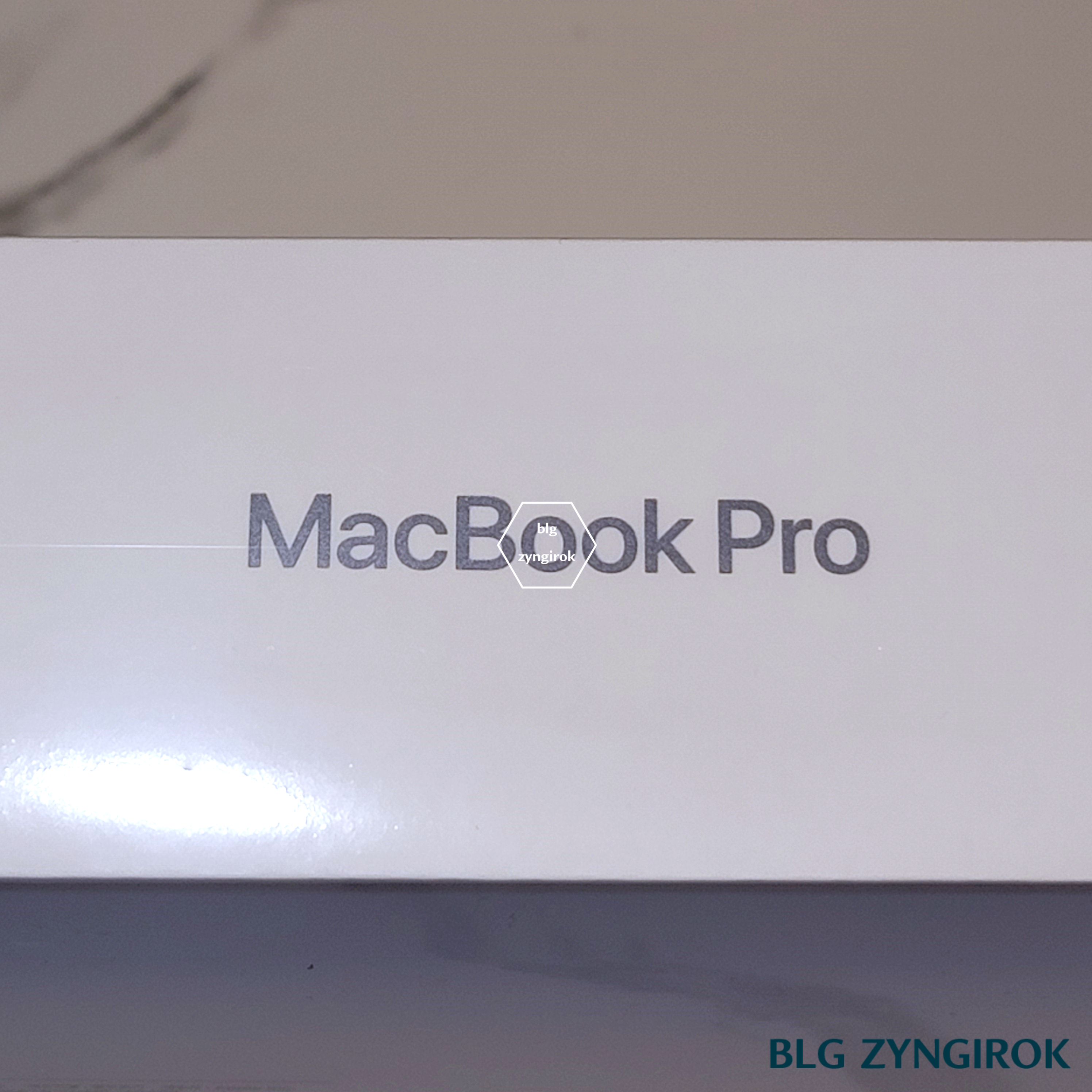 맥북상자-위-맥북프로-로고