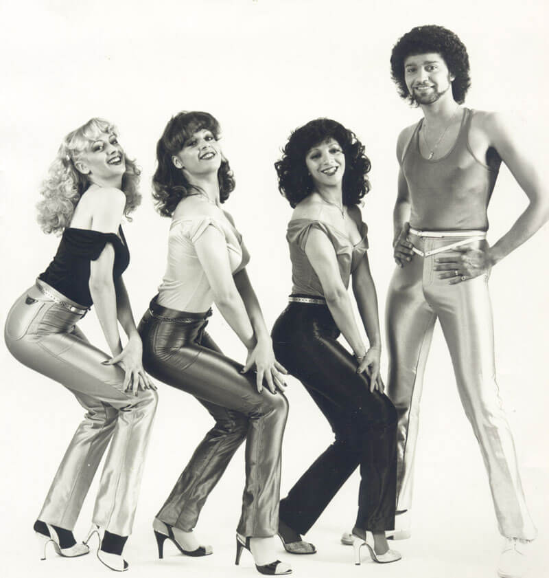 산타 에스메랄다(Santa Esmeralda)의 라틴 & 디스코 풍의 복장