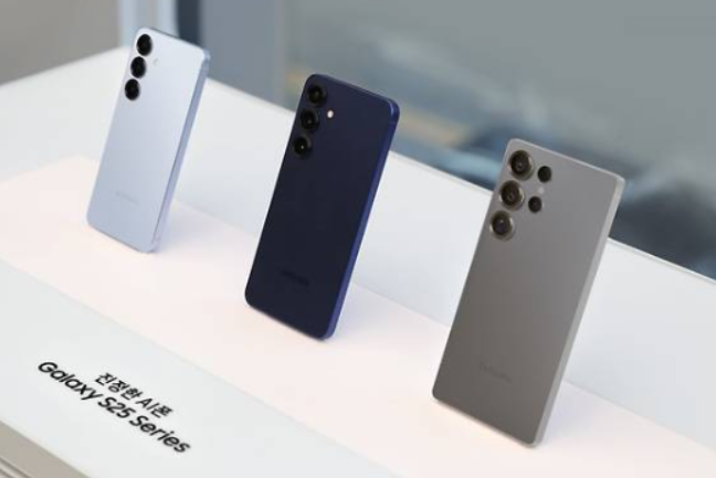 핸드폰 매장 진열대 속 갤럭시s25