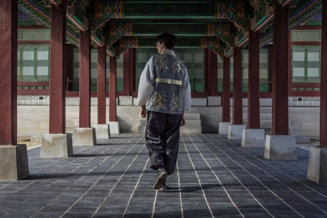 독특한 직업 - &quot;현대적 한복 디자이너&quot;가 창조하는 전통과 현대의 조화로운 패션 세계