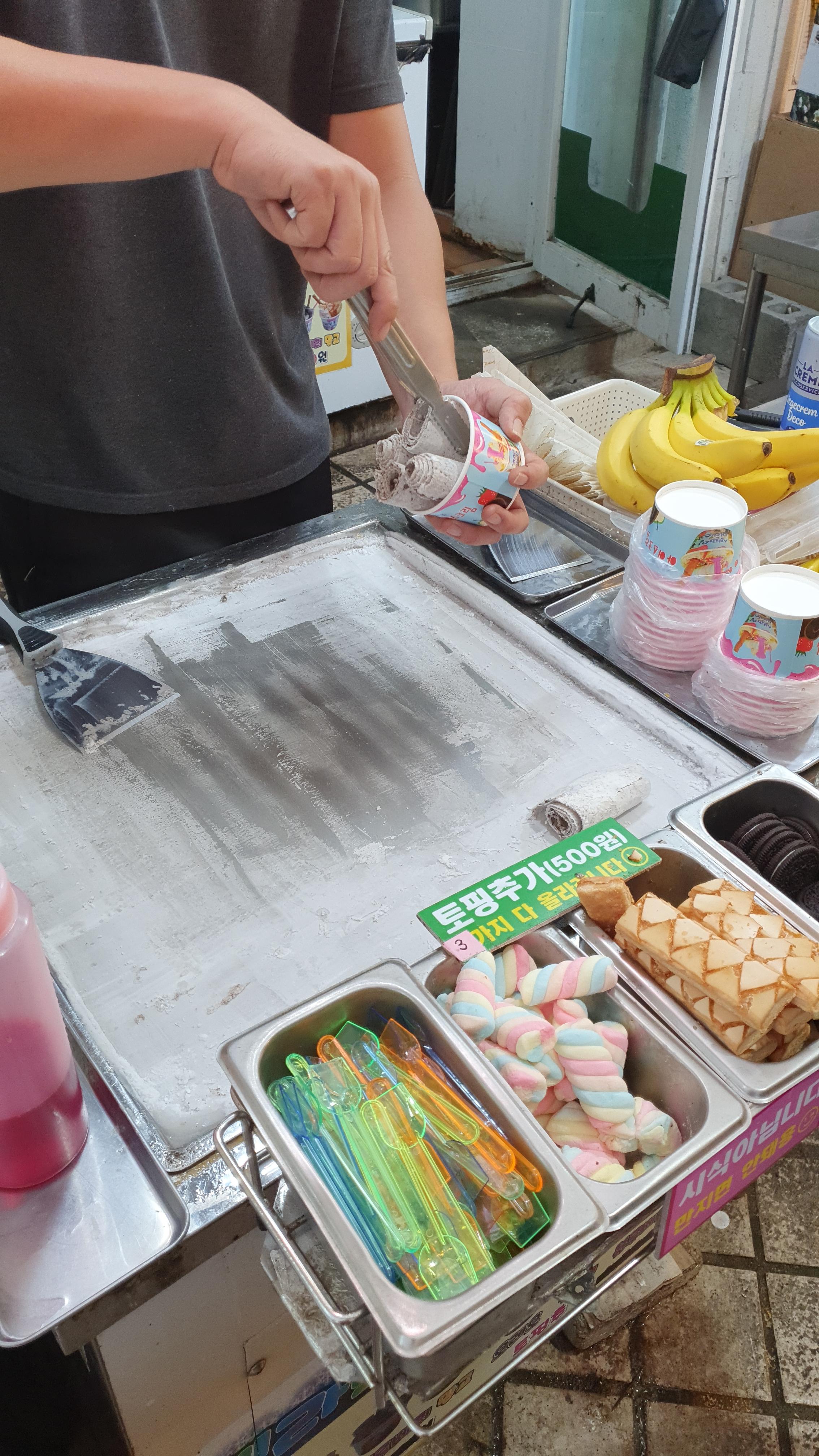 속초 시장 철판아이스크림 오레오 아이스크림 담아주시는중