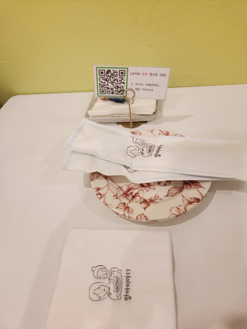 테이블 위 영수증 리뷰 이벤트 안내 클립이 있다.