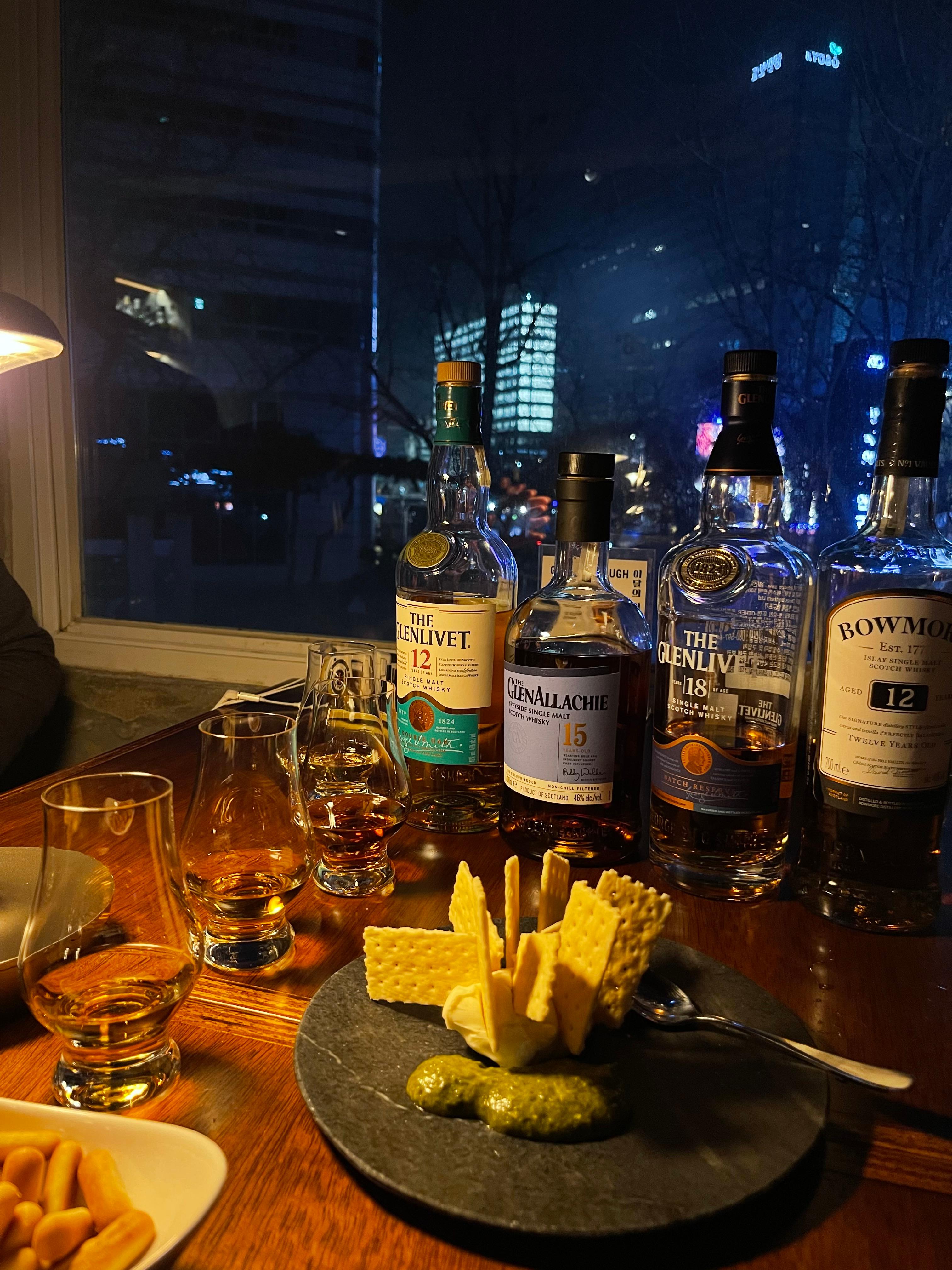 크래커와 바질페스토