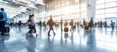 사람들로 북적이는 공항 사진