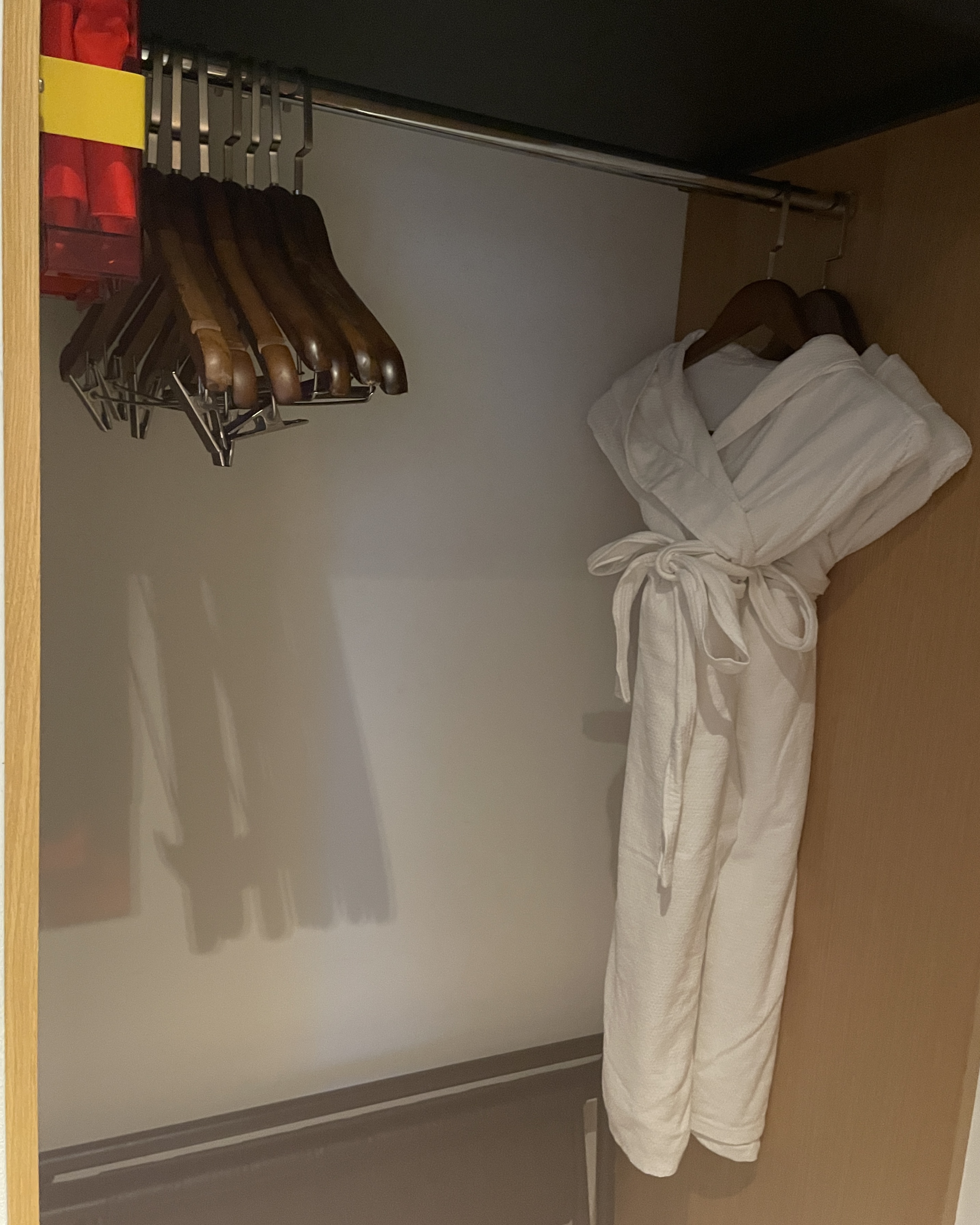 룸의 옷장 모습과 가운