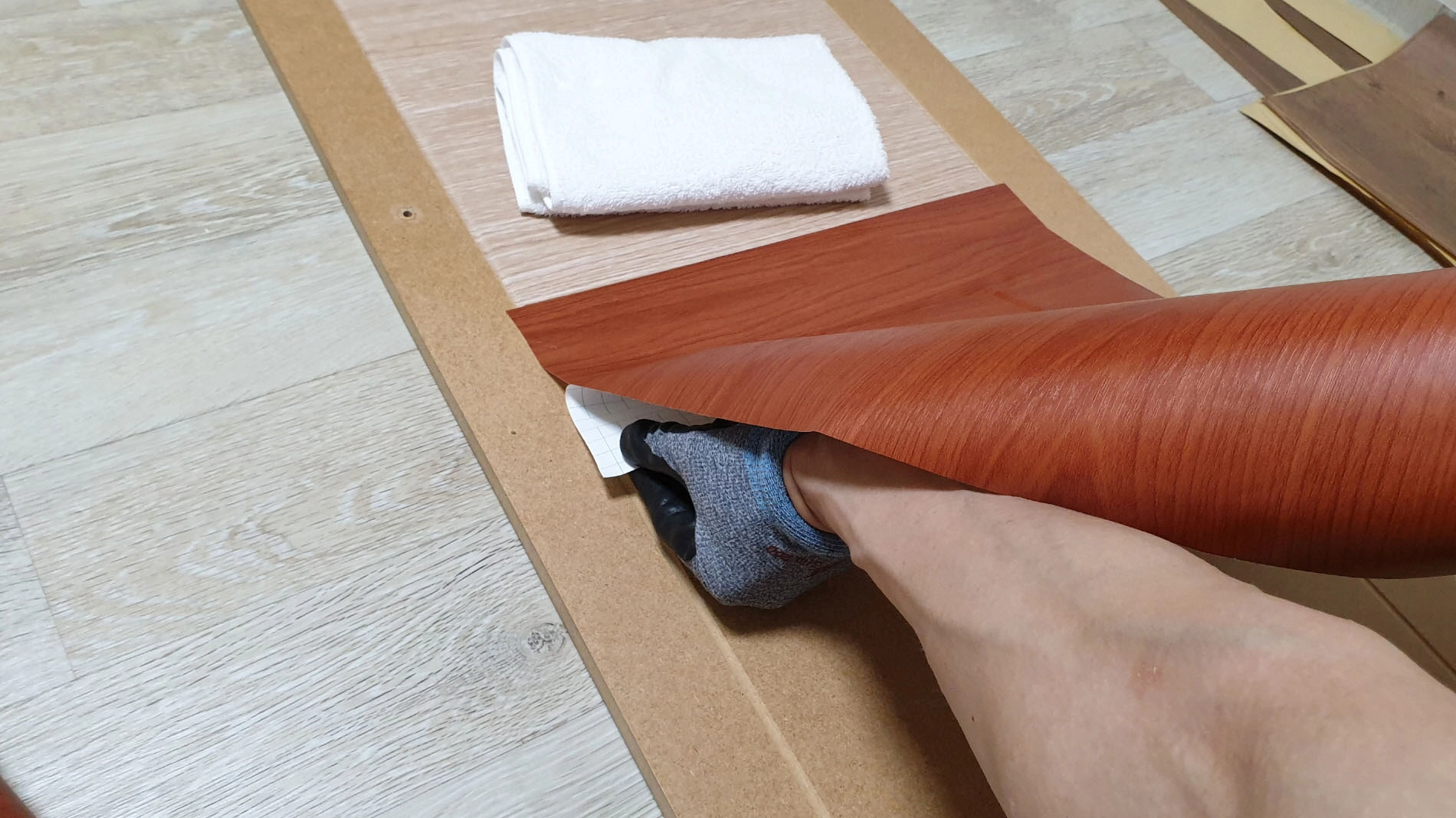 시트지 붙이는 모습