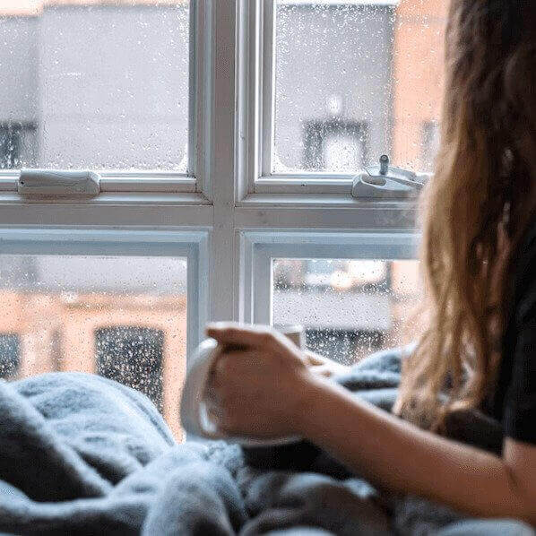 비-오는-창-밖-풍경을-보는-여자