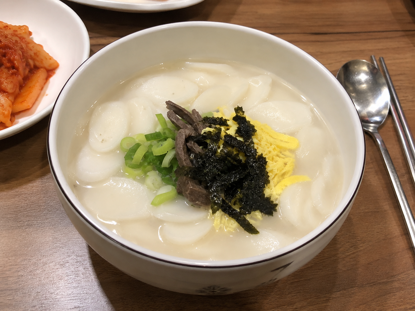 불순물 없이 맑은 소고기 육수 떡국