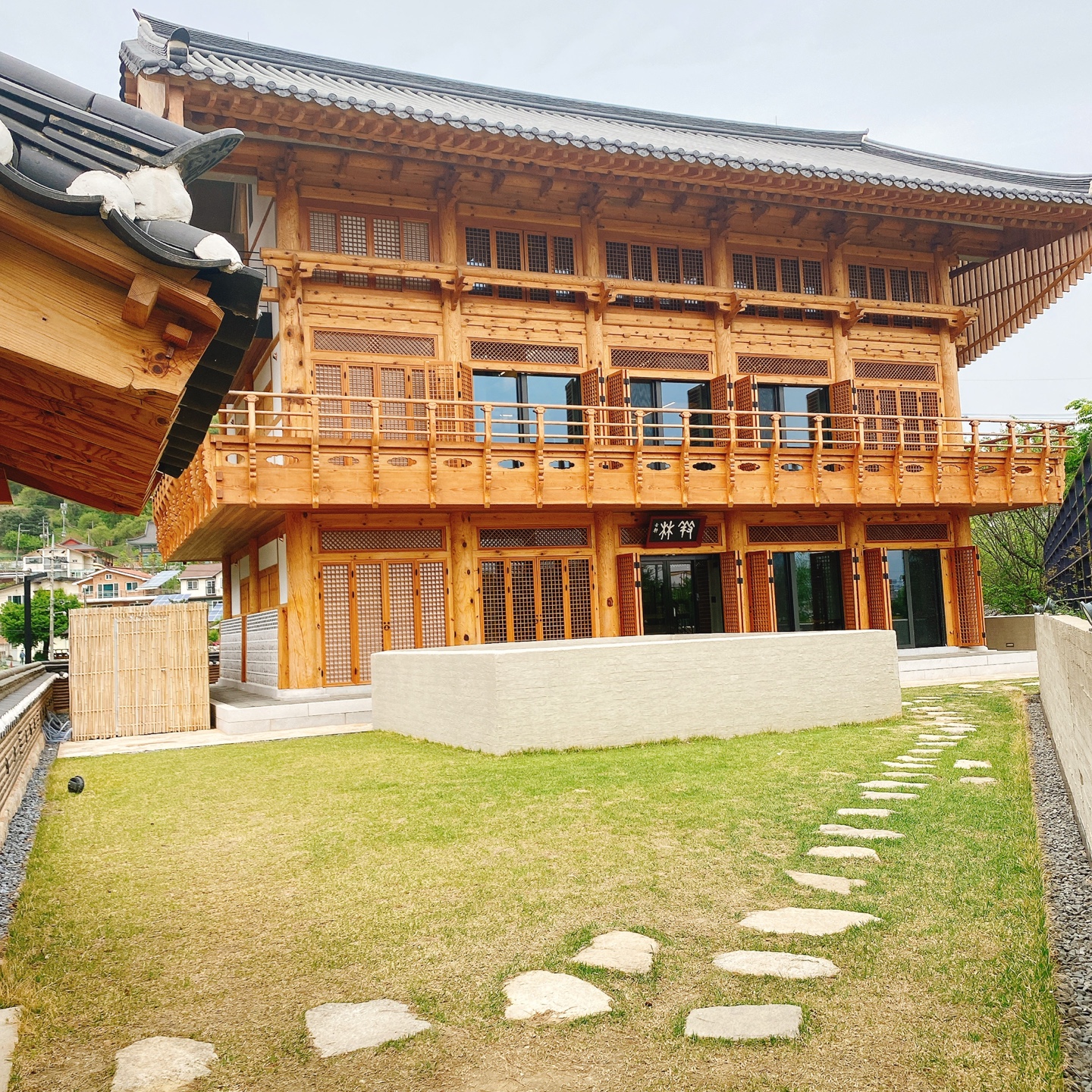 충북 청주 부모산 주봉마을 주봉저수지 한옥 북카페 인문아카이브양림 후마니타스