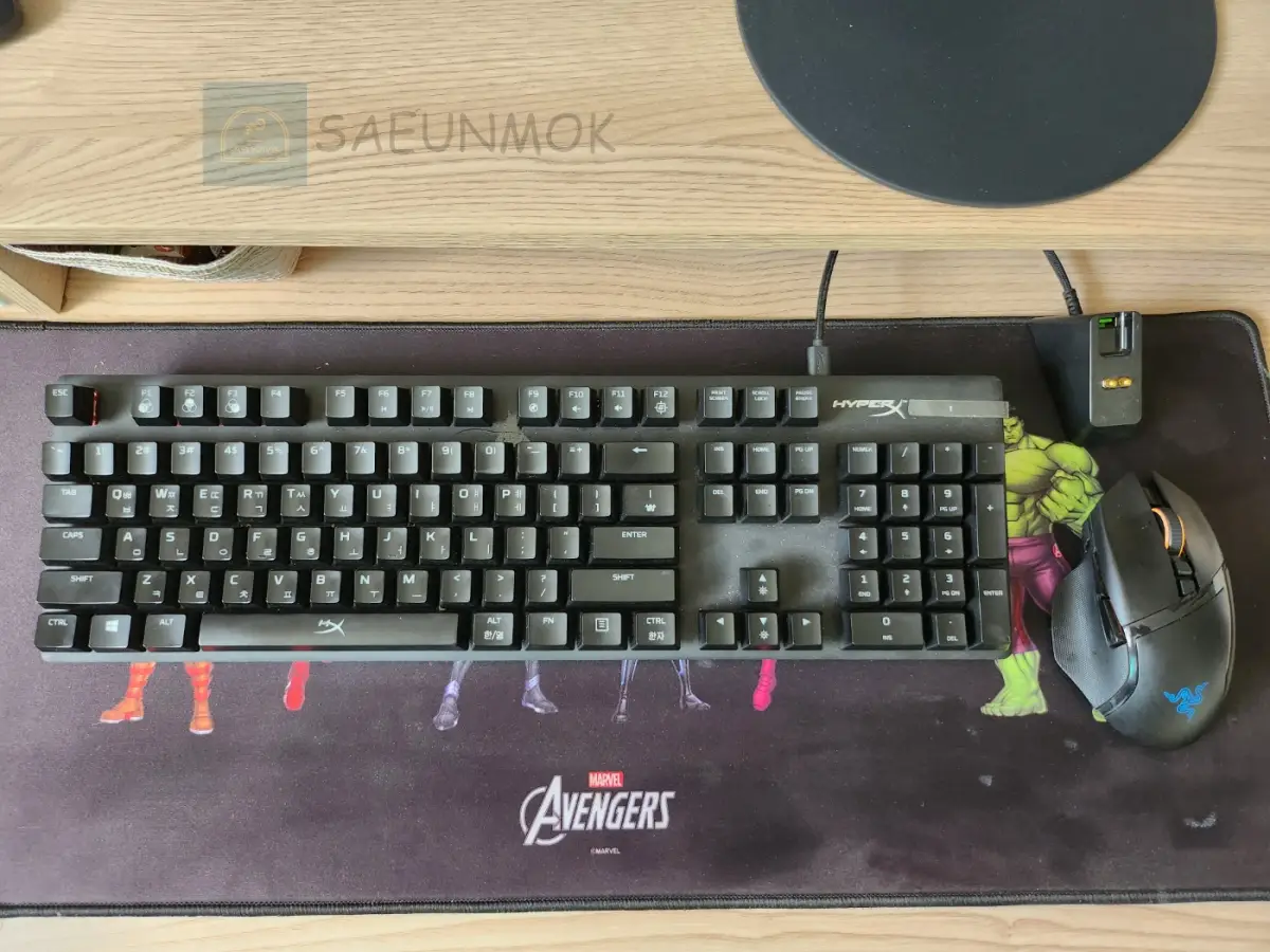 컴퓨터-책상-위에-키보드와-마우스가-있는-사진