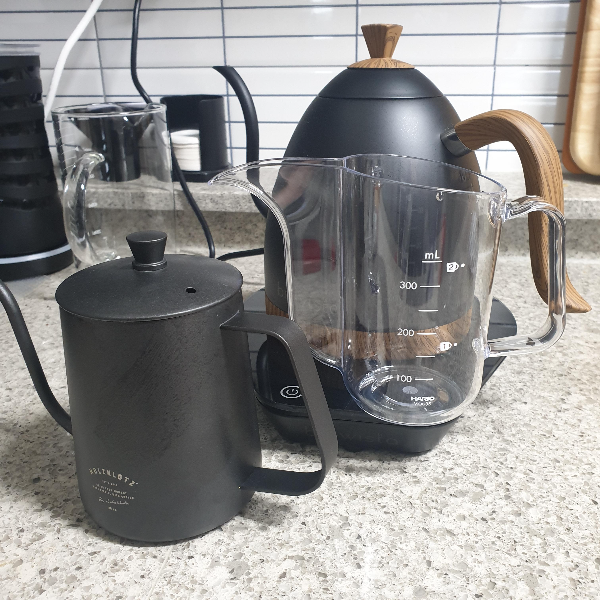 하리오 V60 제브랑 드리퍼와 하리오 드립케틀 에어를 사용한 커피 추출 _ 드립케틀 크기 비교