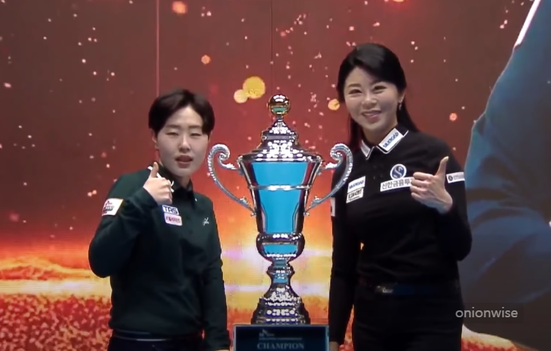 김세연 당구선수(좌), 김세연 당구선수가 LPBA월드챔피언십 우승컵을 차지한 모습(준우승은 김가영 당구선수)