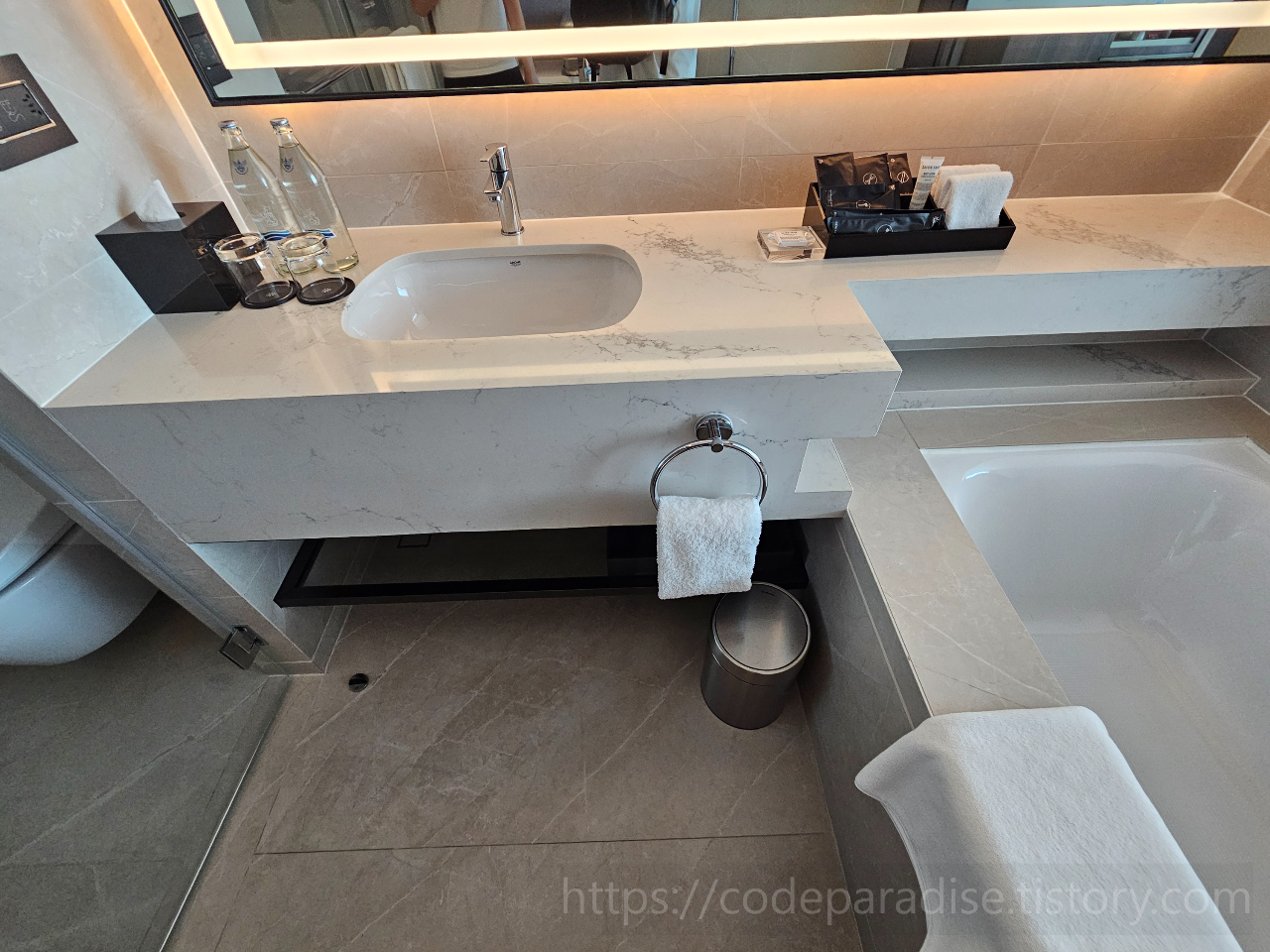 ํธํ
์ฌ์ง