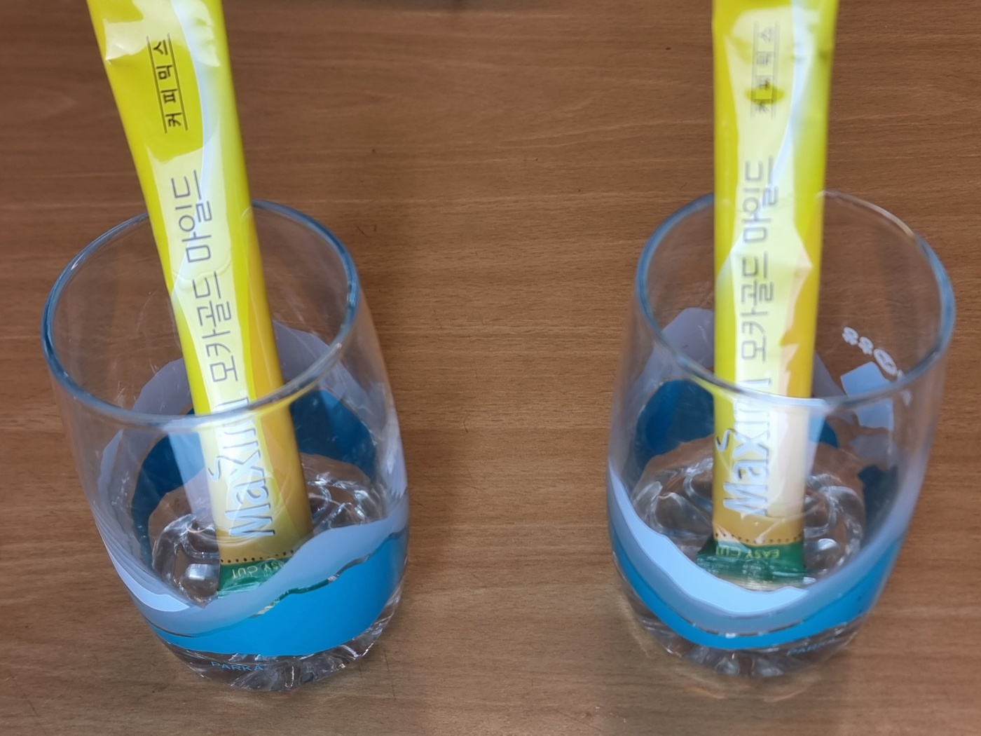 커피 정수기 - 동일한 커피 믹스 동일한 유리컵으로 실험