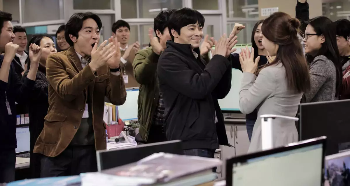 높아지는 시청률에 환호하는 기자들