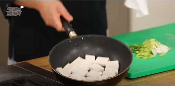 팬에 두부 한겹으로 깔아주기