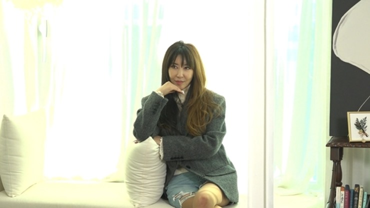 소파에-앉은-김완선