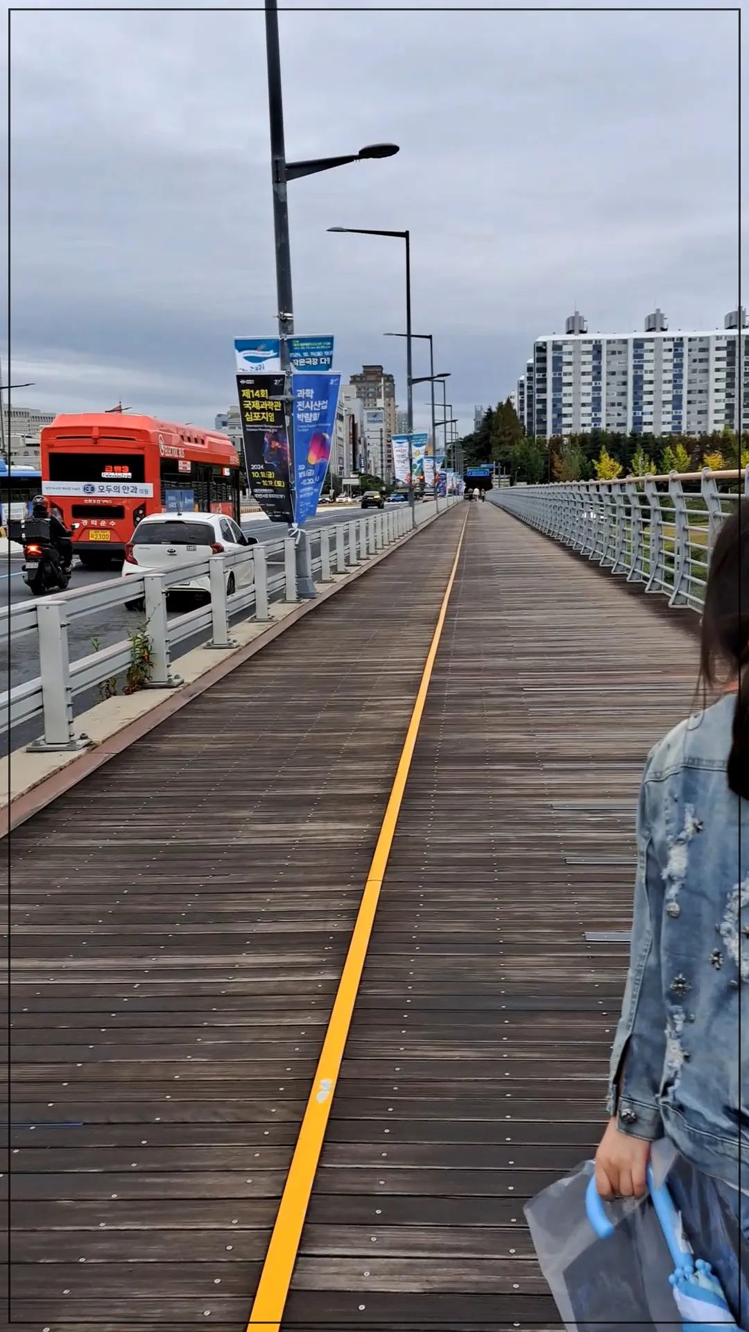 대전-대덕대교-건너는-여자아이