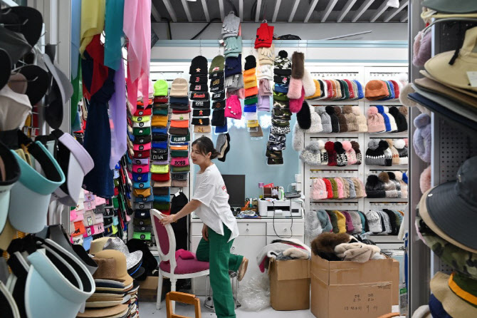 중국 저장성 이우의 국제무역시장에서 한 상인이 일하고 있다.