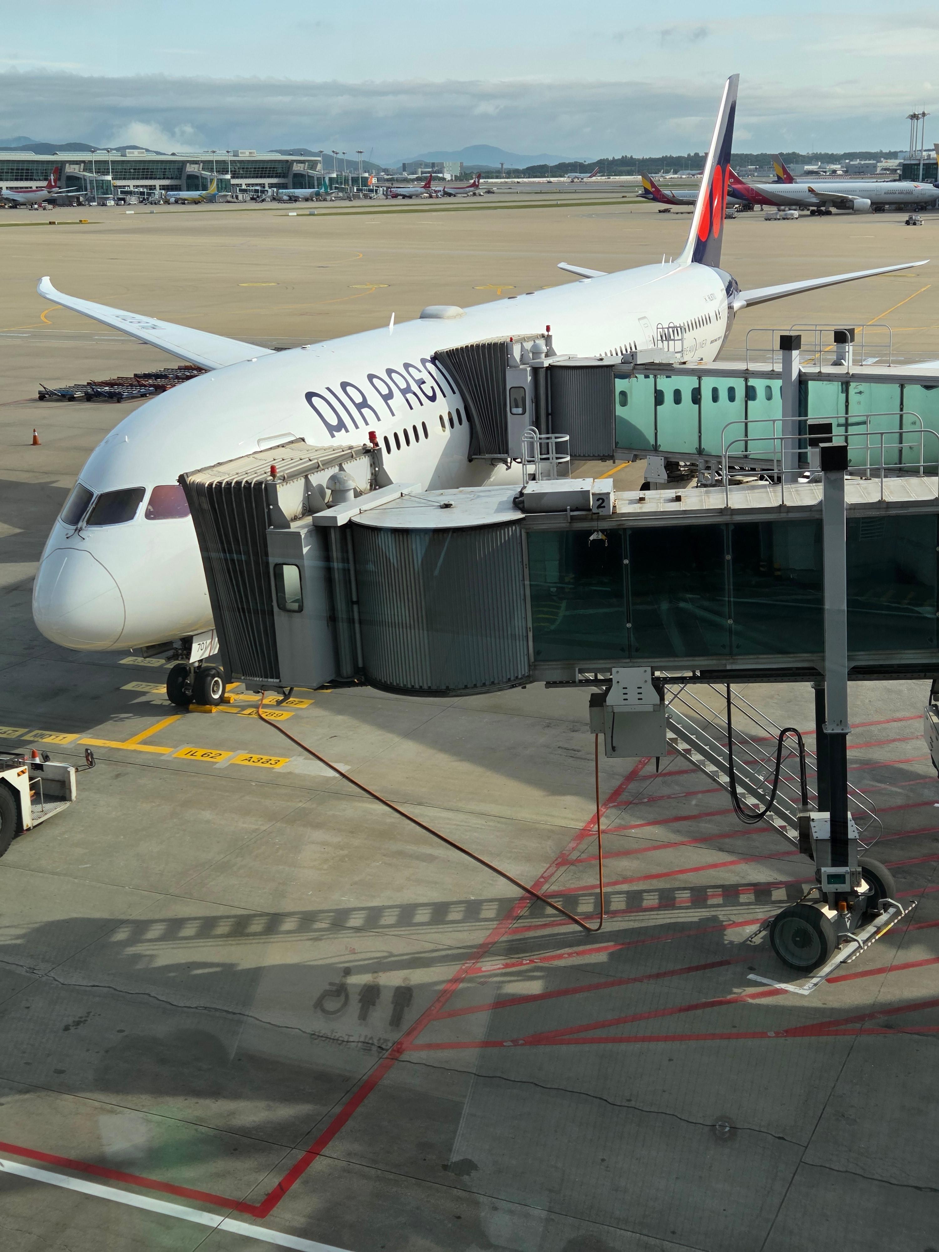 인천공항에서 게이트에 연결된 에어프레미아 보잉 787-9 항공기 외부 전경