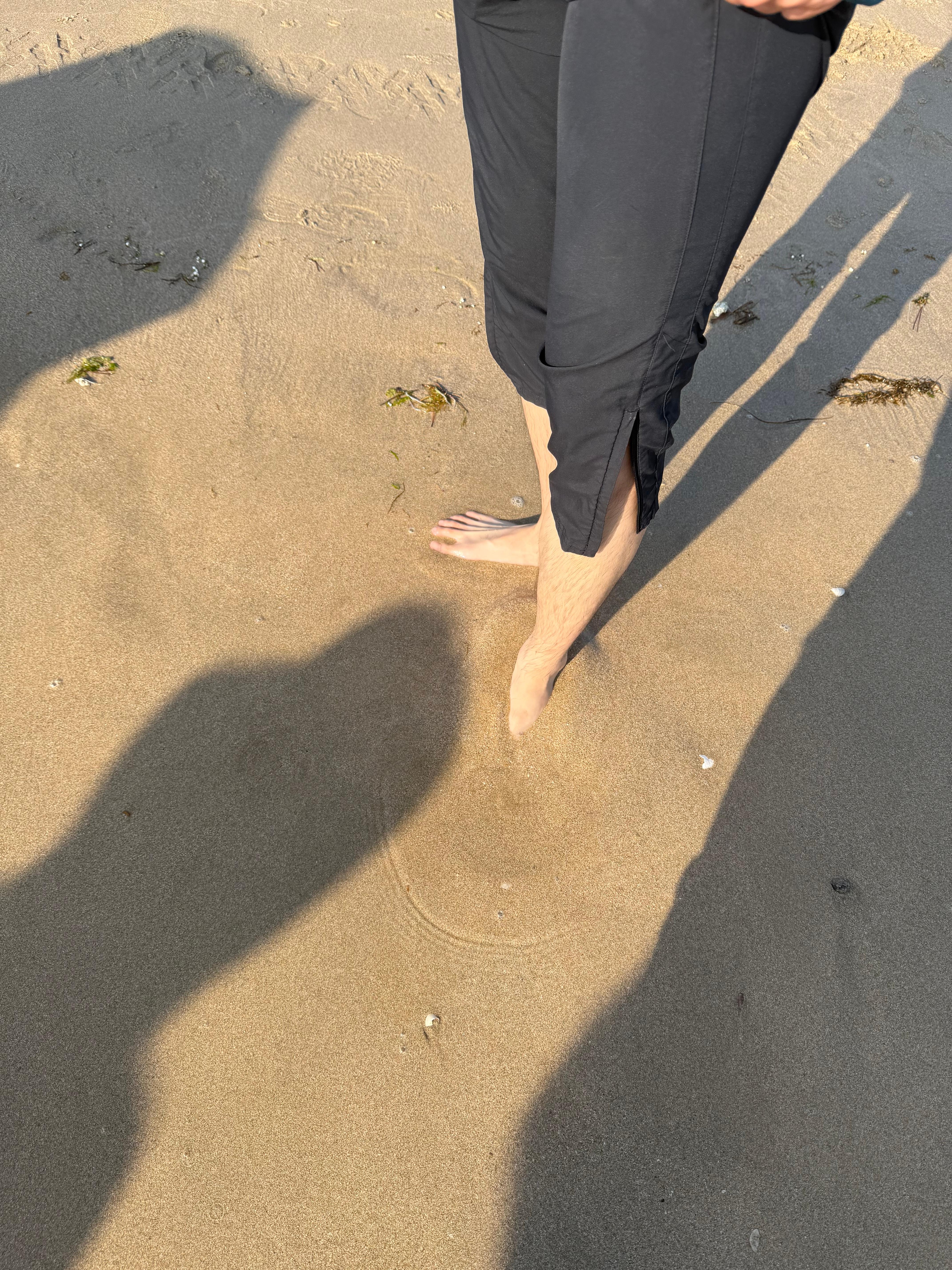 밀물일 때 물이 들어오면서 자연스럽게 발이 모래에 묻히는 모습