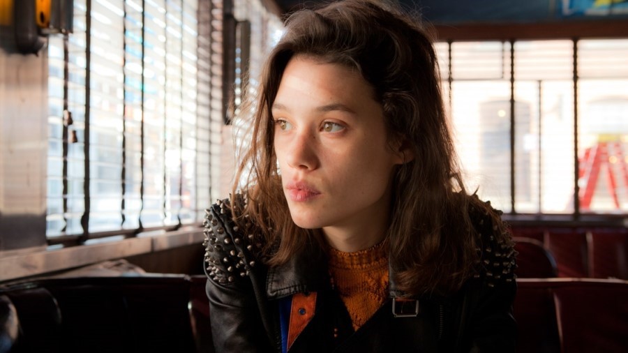 창밖을 응시하는 소피의 모습