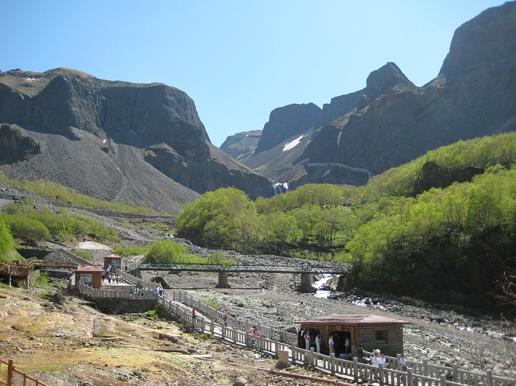 백두산의 폭포와 산줄기를 담은 사진
