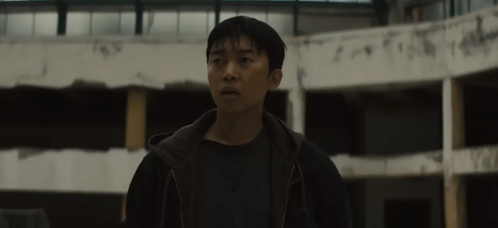 잙은 건물 안 무언가 다급하게 찾는듯한 임영웅