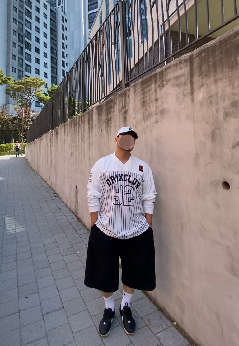 데일리룩('26. 6. 13.)카네라 스트라이프 볼캡 야구 모자, 드릭스 스트라이프 럭비 티셔츠, 무신사스탠다드 와이드 버뮤다팬츠, 나이키 양말, 나이키 코르테즈, 서지컬스틸 팔찌