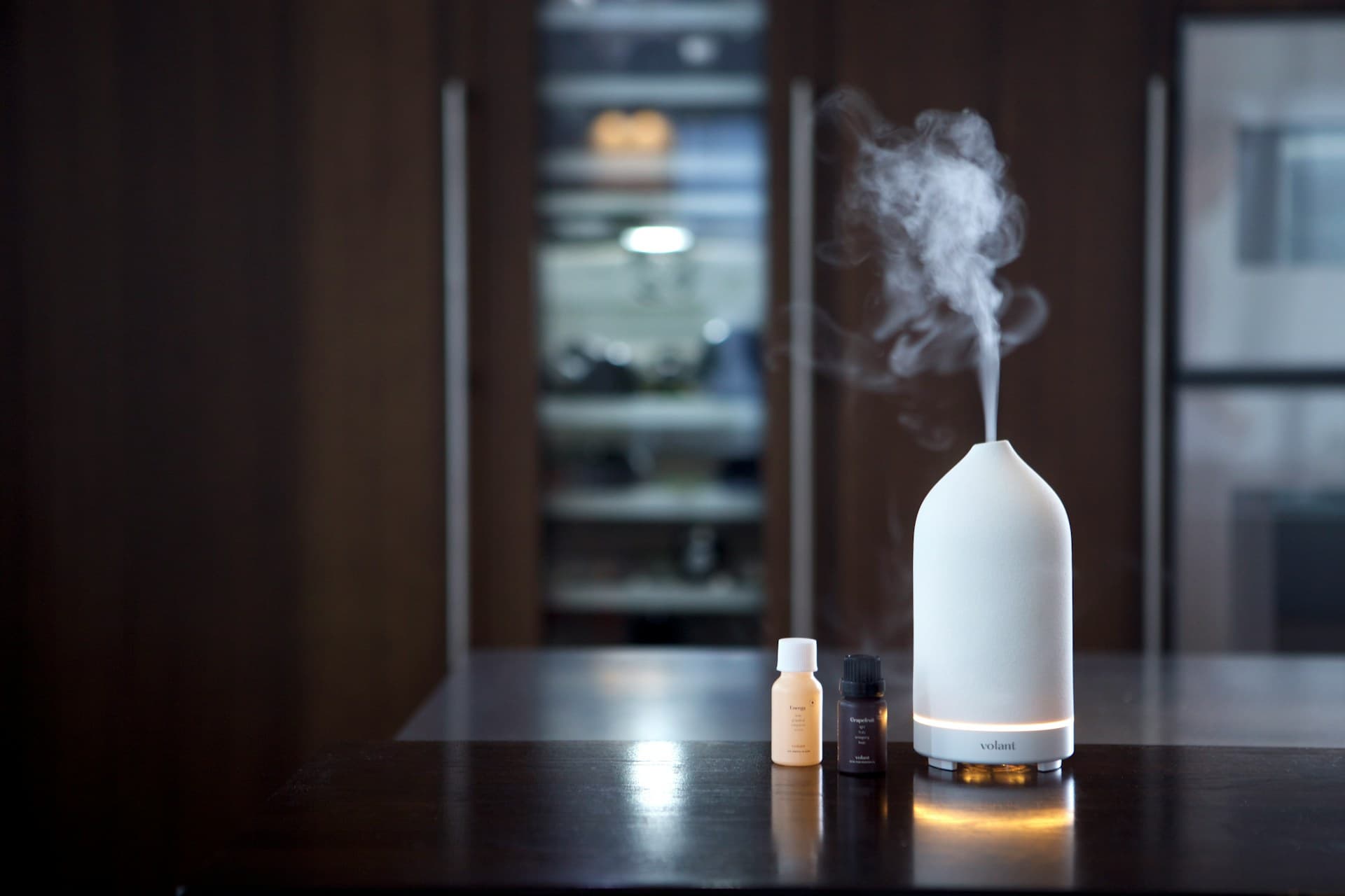 침실 책상 위 가습기, 미스트 분사 장면