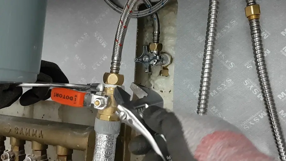 온수 호스 연결 모습